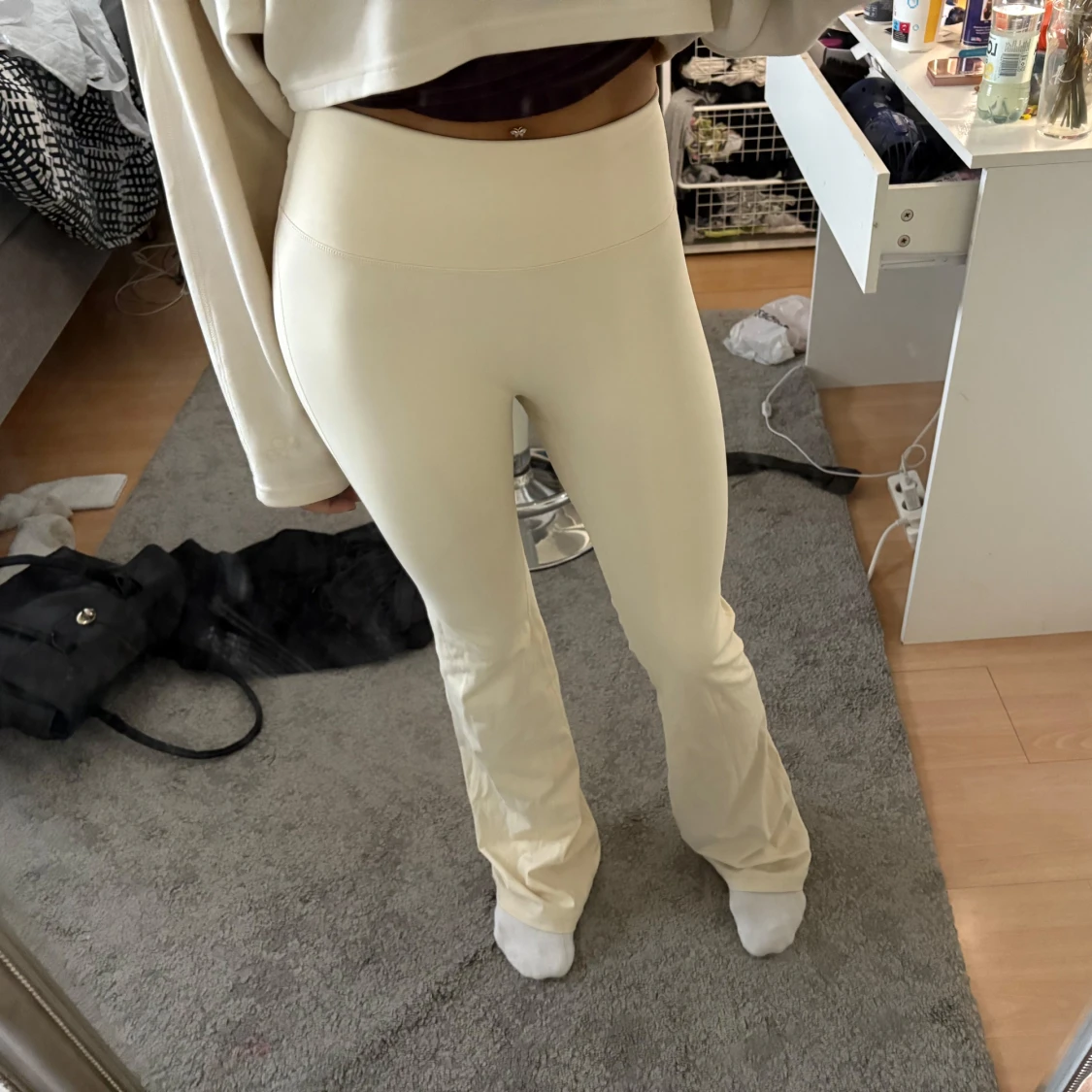 Beiga bootcut byxor med hög midja - 2