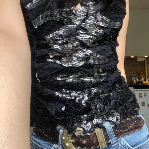 Topp med paljetter - Cool topp med paljetter och mönster som passar perfekt till fest eller festival 💓