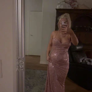 Rosa Balklänning - Säljer en superfin rosa långklänning från Linda Pereira med glittriga paljetter. Klänningen har en öppen rygg med band som man själv kan justera. Storlek xs men sitter pra på mig som är S. Säljer pga inte kommer till använding nån längre!!💓💓