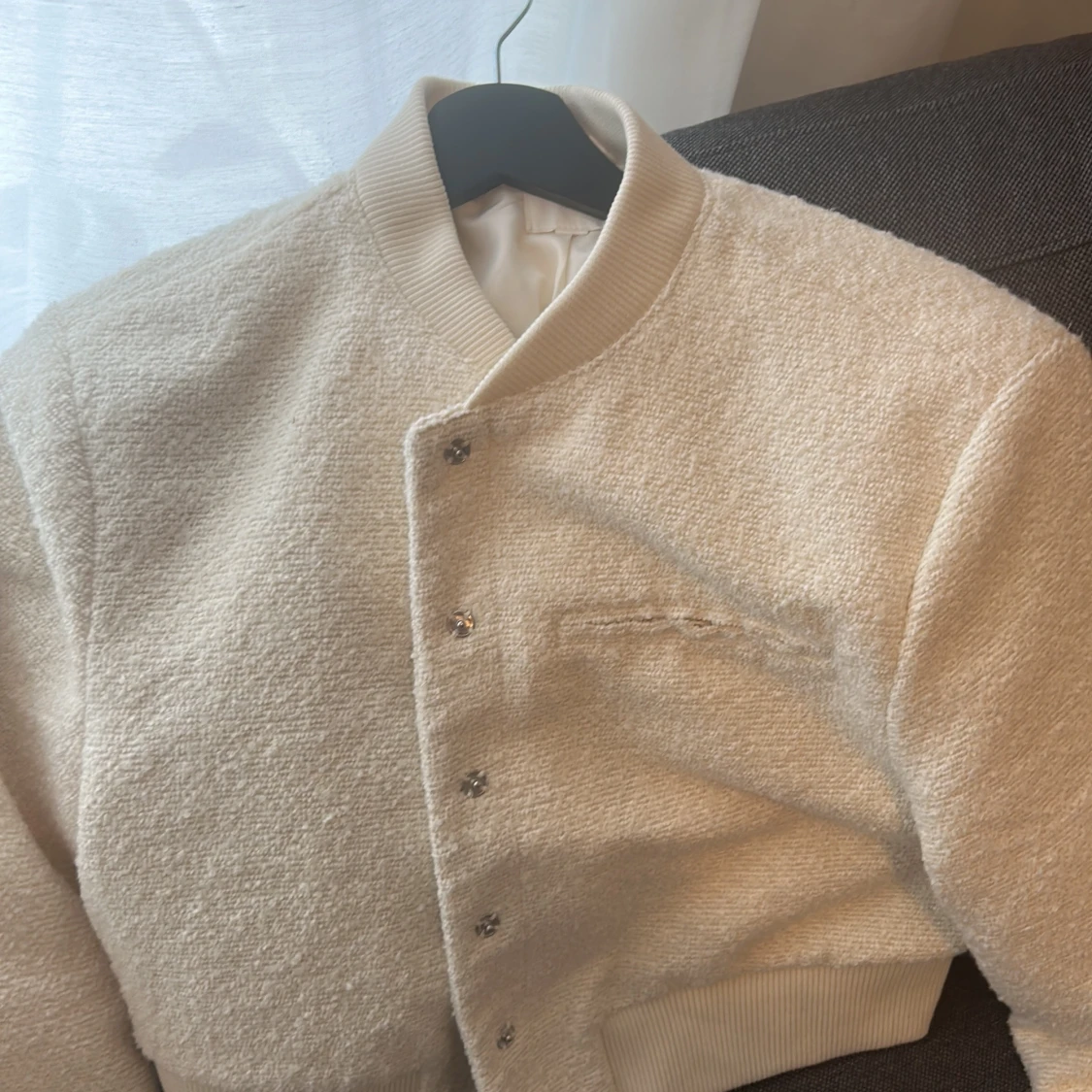 Vit cropped bomberjacka från H&M