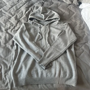 Ljusgrå hoodie i merino ull - Säljer två stycken likadana merino ulls hoodies i storlek S i nyskick aldrig använda.hoodie kostar 400kr och om du köper båda så får du de för 700 (350kr styck om du köper båda) om du har något annat bud eller funderingar är det bara att skriva!