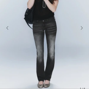 Grå/svarta raka jeans från Cheap Monday - Säljer ett par grå/svarta raka jeans från Cheap Monday med snygg tvätt och klassisk femficksmodell. Säljer då jag har två par. INTE SKINNY JEANS