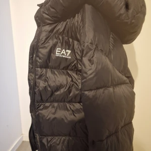 Svart dunjacka från EA7 Emporio Armani - Är köpt från JD sports och blev inte använd mycket. Storlek s