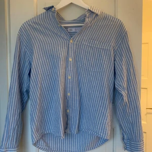 Blå skjorta Zara  - En riktig härlig blå skjorta från Zara i storlek 152 med bra sick perfekt nu till sommarn 