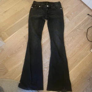 mörkgråa bootcut jeans från True Religion - jätte fina trueys som är i jätte bra skick, innerbenslängd: 80cm ( går att vika upp) rakt över midjan: 33cm. säljer då de inte kommer till användning💗