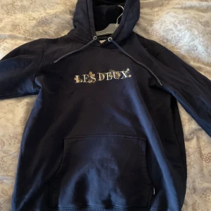 LES DEUX - Storlek M säljer då jag har tröttnat på den 