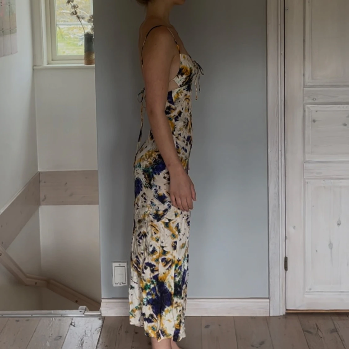 Mönstrad långklänning med tunna axelband - 2