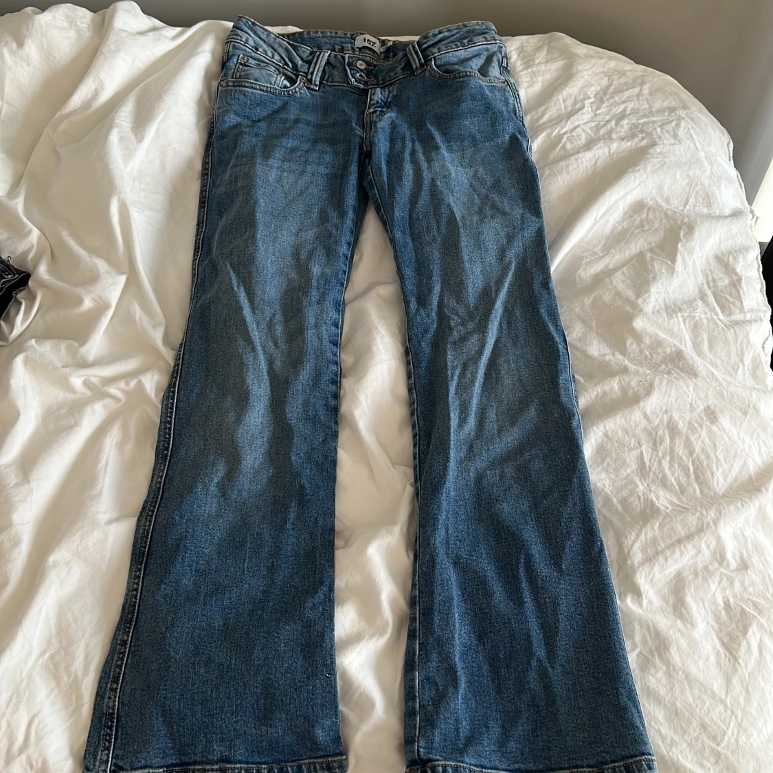 Blå bootcut jeans från Lager 157