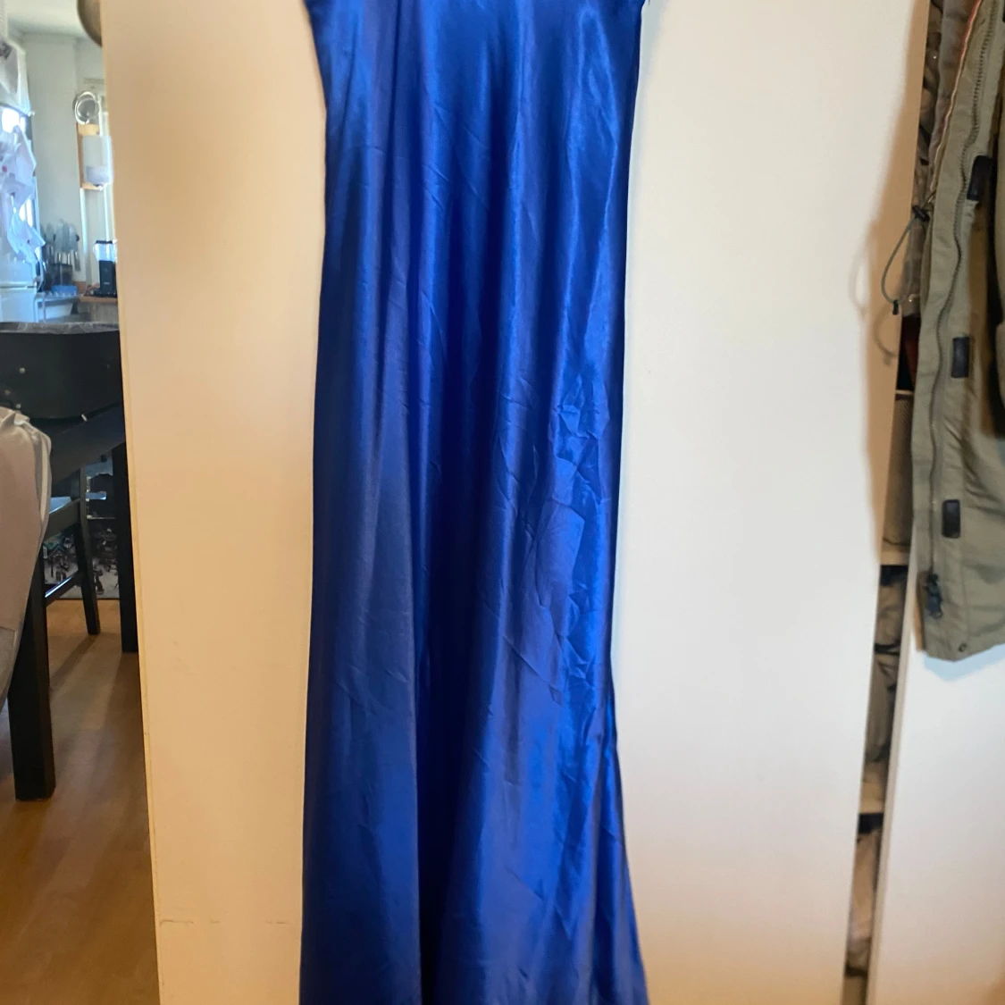 Blå långklänning i satin - 1