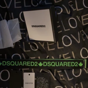 Dsquared2 bälte - Ett snyggt dsquared2 bälte som ser riktigt bra ut. I använt skick: 8/10 då den förlorat lite färg på spännet men inget som påverkar negativt eller syns. Original kartong och taggar ingår. Orderbekräftelse för att bevisa äktigheten finns online. Priset går att diskutera. 