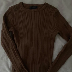 Brun ribbad tröja från Primark - Säljer en brun ribbad långärmad tröja från Primark i storlek M. Tröjan har en rund halsringning och är figurnära i modellen. Perfekt att styla med smycken eller under en kavaj. står eu 40/42 men skulle säga den passar mig som är 36 redan tajt. säljer för 115kr ink frakt 😉💐
