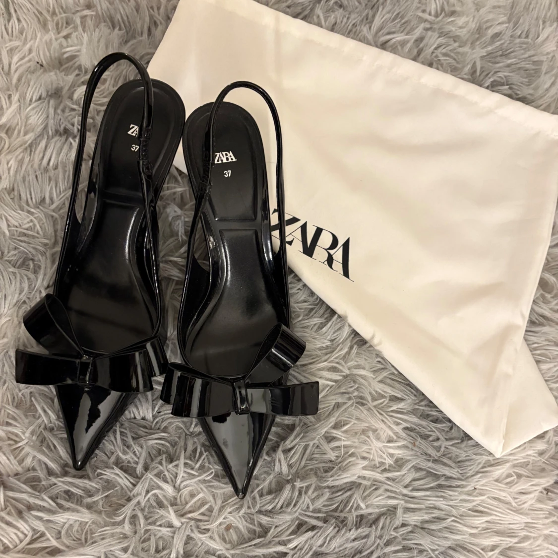 Svarta klackar med rosett från Zara