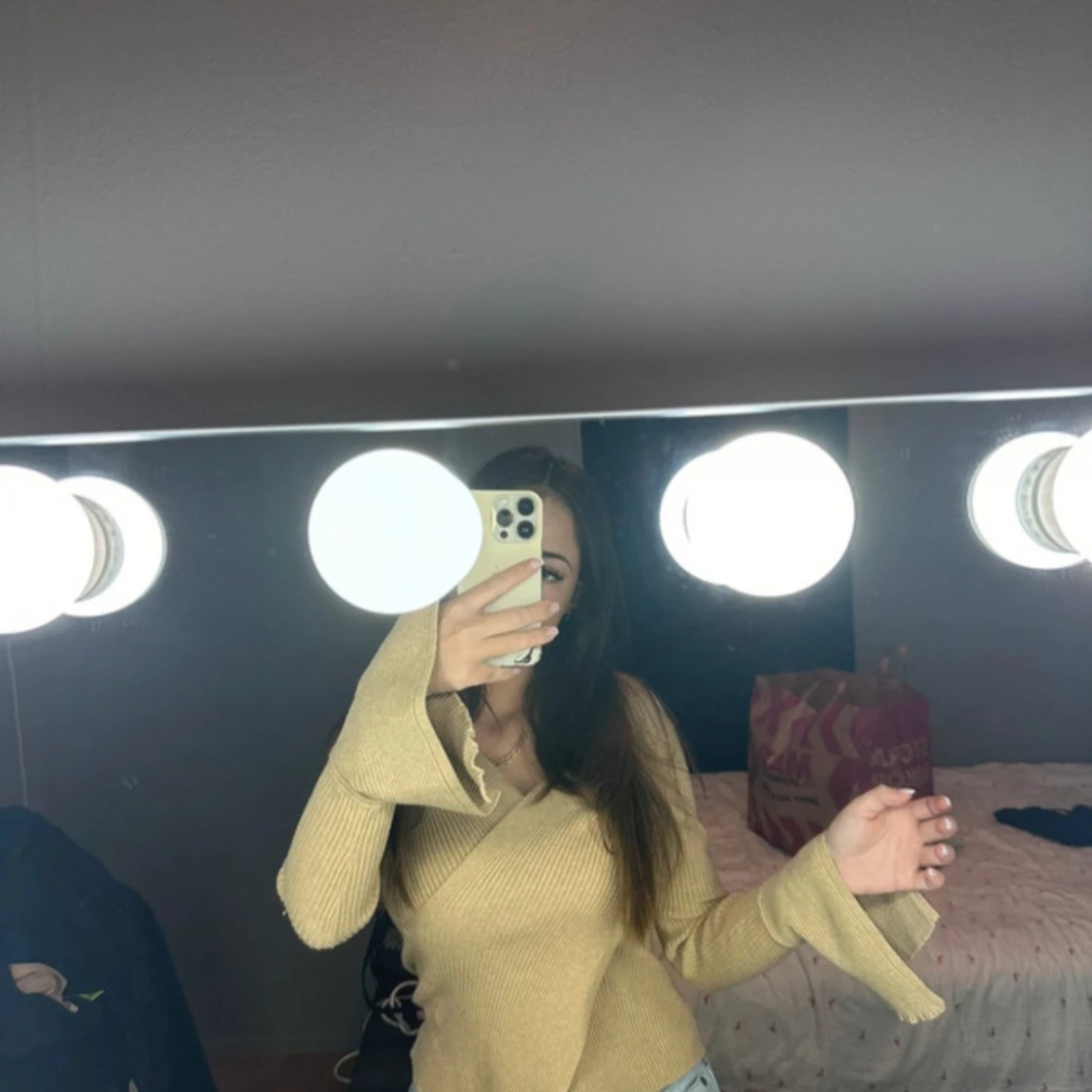 Beige omlottopp med långa ärmar