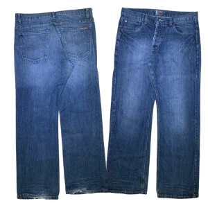 Ragtag jeans - (2) Ragtag jeans i storlek W34. Är lite slitna i grenen och längst ner på benen. Jag på bilden är 180 cm. Mått: ytterbenslängd - 105 cm, midjemått - 45 cm, benöppning - 25 cm. Skriv för fler bilder och frågor!