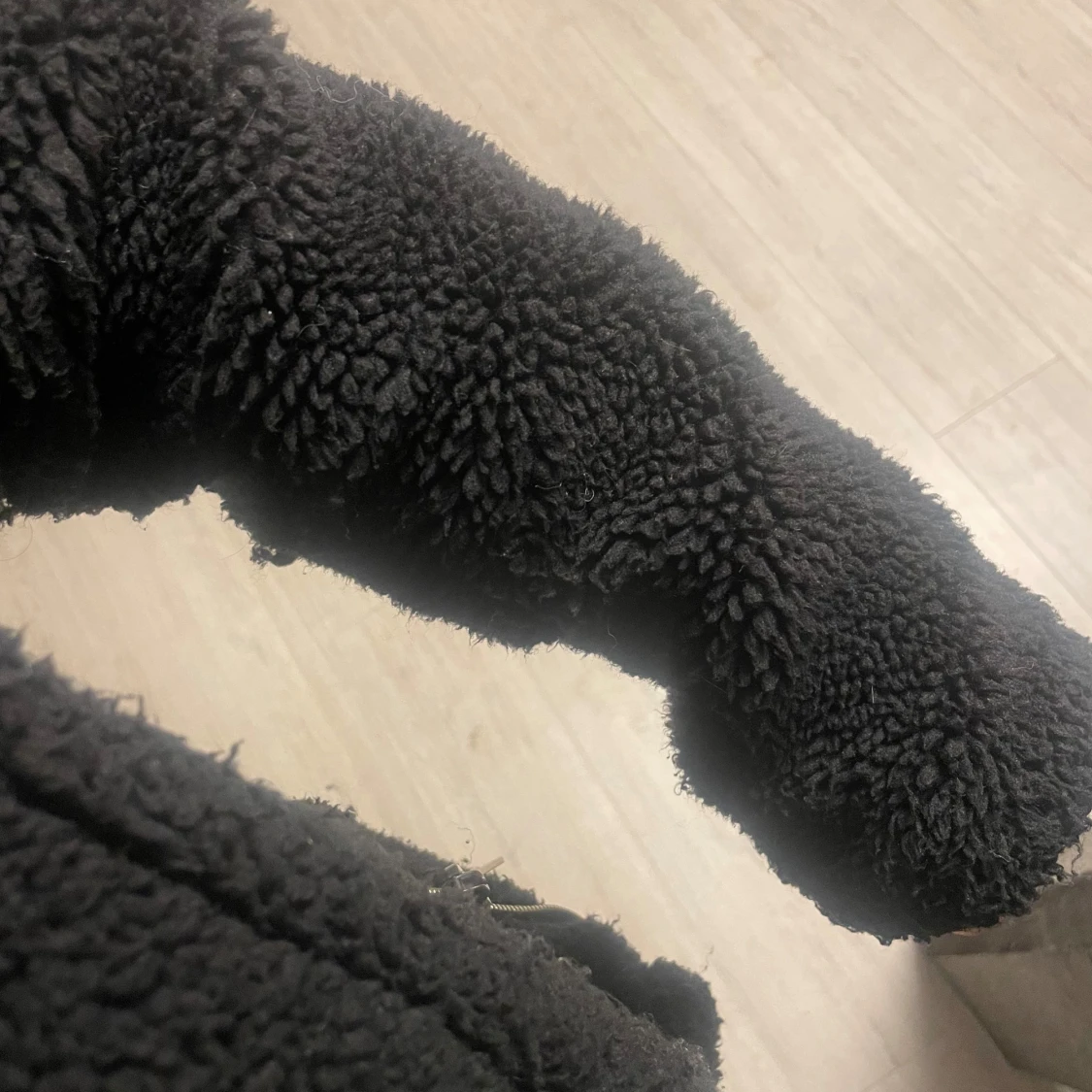 Svart teddyjacka med dragkedja - 1