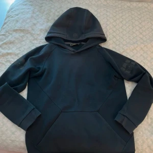 Sail racing tröja - Hej säljer en Sail racing tröja en bekväm tröja som har använts i ett halvår den är inte används så ofta inte på senaste tiden för den är för liten för mig och det är anledningen varför jag säljer tröjan den har tappat lite färg på luvan men syns nästan inte vid användning och är lite sliten på ena armbåge som ni ser på sista bilden skriv för funderingar eller fler bilder.