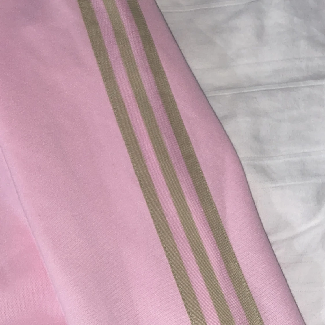 Rosa Adidas zipjacka med guldiga ränder - 2