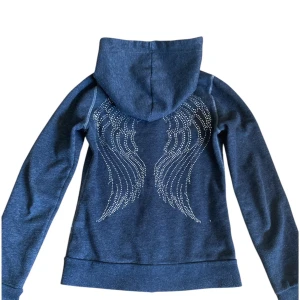 figursydd zip-up med vingar - lite nopprig och en diamant saknad på dragkedjan