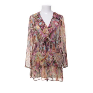 Färgglad mönstrad klänning från Zara - En så fin färgglad kortklänning från Zara. Den har jätte skönt och tunt material. 💞💞Skriv för fler bilder!