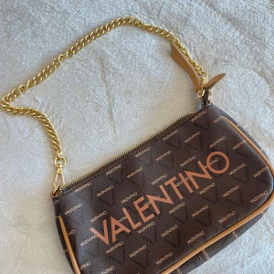 Brun axelväska från Valentino - Säljer min fina valentino väska då den inte kommer till användning längre, pris kan sänkas
