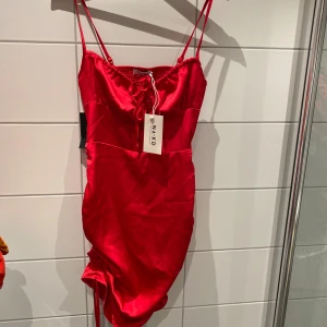 Röd kort klänning från NA-KD - Säljer en röd kort klänning från NA-KD! Aldrig använd pga för liten 🪩