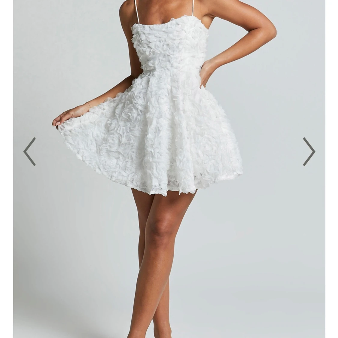 Vit kortklänning med 3D-blommor och tunna axelband - 1