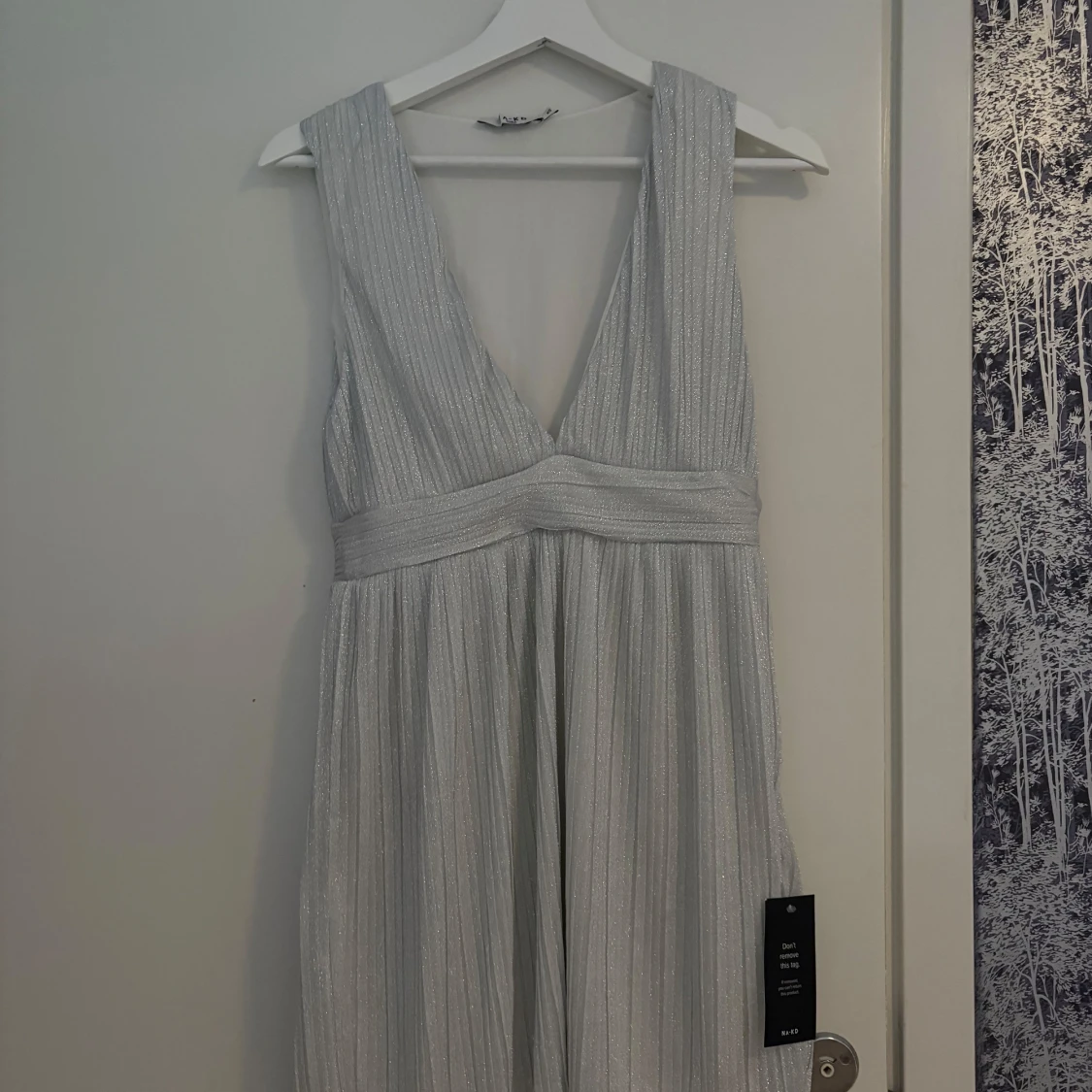 Ljusglittrig långklänning med v-ringning