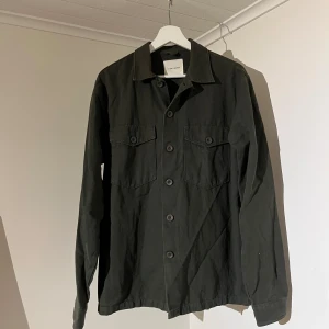 Mörkgrön Overshirt A Day’s March - Säljer denna sjukt snygga Overshirten från A Day’s March i nyskick⭐️ Färgen är mörkgrön och storleken är M⭐️Jackan har inga defekter och skicket är utomordentligt🙌🤝 Sjukt najs passform och material också⭐️🙌 Tveka inte på att höra av er dig vid minsta fråga eller fundering😊