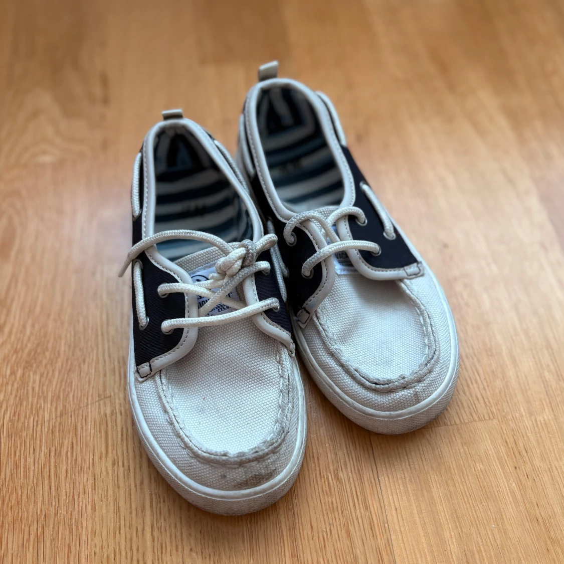 Vita och marinblå sneakers med snörning(barnskor) - 1