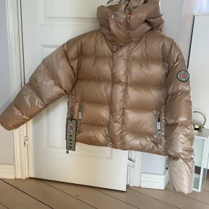 Jacka Ginny Short från C.A.Y.A - oanvänd  - Oanvänd jacka Ginny Short från CAYA NORWAY i färgen champagne. Storlek 34/XS och passar även en 36:a. 