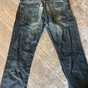 Diesel vintage jeans - Jätte snygga vintage jeans från diesel med väldigt fin och trendig design. Byxorna har en defekt på baksidan, (skriv för bilder). De passar t båda könen men är originellt bärda av manliga könet! Jag som tjej önskar de passade mig då de är väldigt feta! Skriv för fler bilder eller frågor.