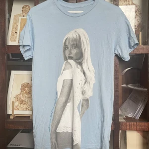 Sabrina Carpenter merch - T-shirt, Sabrina Carpenter Short’n sweet tour merch stl S. Använd 1gång. 
