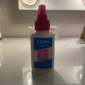 NYX The Face Glue Gripping Primer - NYX Professional Makeup The Face Glue Gripping Primer i en vit plastflaska med rosa kork. Primern är designad för att ge extra fäste för sminket och har en blå och rosa etikett. Perfekt för att skapa en hållbar bas. Nästan helt oanvänd bara testad!