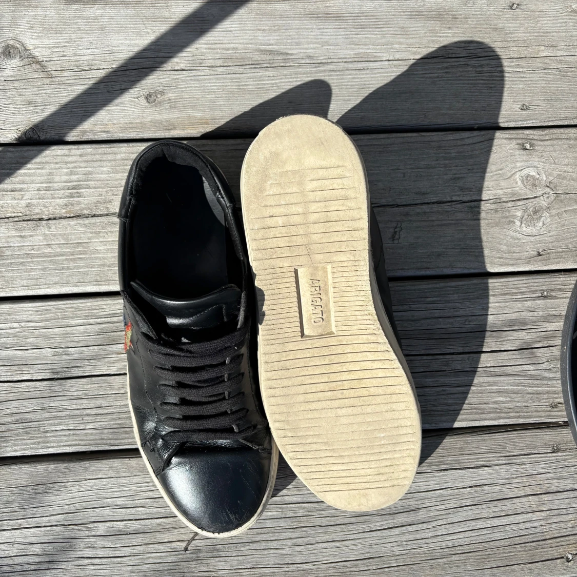 Svarta sneakers med fågelmotiv från Axel Arigato - 3