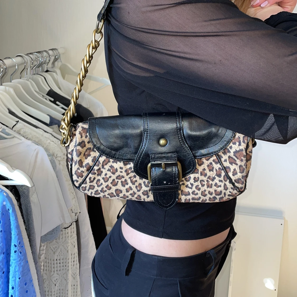 Leopardmönstrad axelväska med kedjerem - 1
