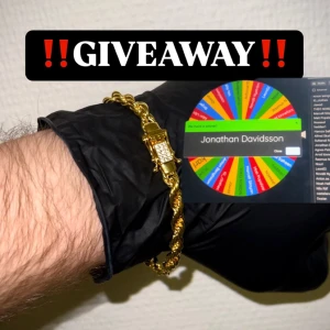 GIV3AWAY Cordell 14K Guldplätering VVS Kistlås - GIV3AWAY avslutad! Grattis till vinnaren! För att delta: Steg 1: Följ mig — Steg 2: Gilla inlägget — Steg 3: Skriv ”Klar” i en chatt på inlägget. Vinnare dras slumpmässigt den 26 April, att alla steg följs kontrolleras!                         ””Cordell armband i 14K guldplätering, utrustad med ett kistlås med 15st VVS-Top CZ prong-set stenar som blänker fint och fångar blickar! Stämpel 14K (notera att armbandet är pläterat, ej massivt guld). Längd 20.5cm och bredd 6mm.””