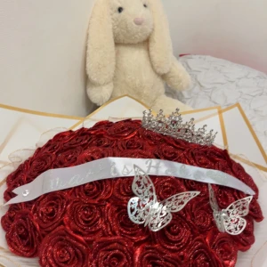 Silverfärgad tiara med strass - 60ros bukett med en silver krona och en silver fjäril jätte härligt och stannar för livet liksom det är evig bukett!!!!