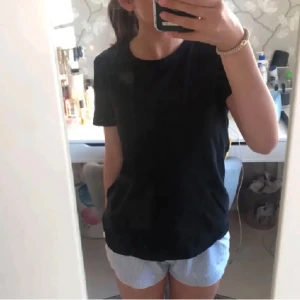 T-shirt - Säljer en basic svart bomullst-shirt från H&M i strl. M. Jag har vanligtvis S och den här passade perfekt på mig trots en storlek större. Perfekt att ha som basplagg i garderoben💞