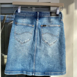 Jeanskjol Lee - Inga anmärkningar, i nyskick.