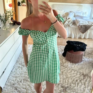 Rutig klänning off shoulder - Supersöt klänning som kan bäras på två sätt, se bild 3