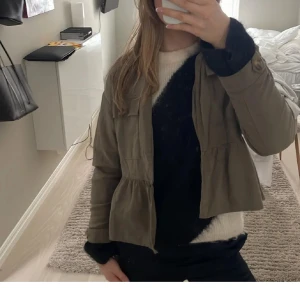 Olivgrön kort jacka med knappar - Jätte fin olivgrön jacka från Zara i storlek S, andvänd en gång.  Jätte fin till våren och hösten. Pris kan diskuteras