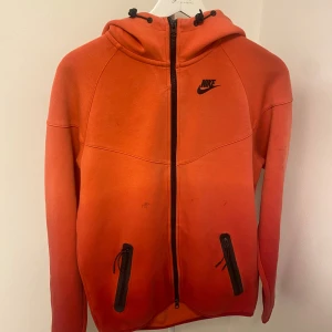 Nike tech  - Det är en Nike tech som jag säljer eftersom att den inte passar. Den är väldigt unik och jag tror inte den går att köpa längre! Skriv om ni har några frågor!!!