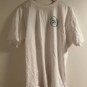 Hammarby IF t-shirt - Vit Hammarby T-shirt från E1. Inköpt för drygt ett år sedan. Aldrig använt. Säljer pga den är för stor. Vid frågor kontakta!