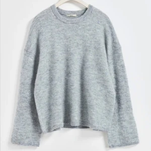 Stickad gina tröja - Stickad tröja från Gina tricot i färgen grå, inget fel på den.  säljer pga den inte kommer till användning 💗 Storlek:Xs Orginalpris:399kr