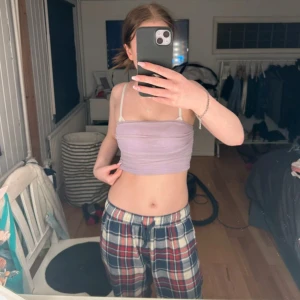 Ljuslila tubtopp - Säljer en ljuslila tubtopp med enkel och stilren design. Toppen är croppad och sitter tight mot kroppen, perfekt för varma dagar eller som ett lager under andra plagg.