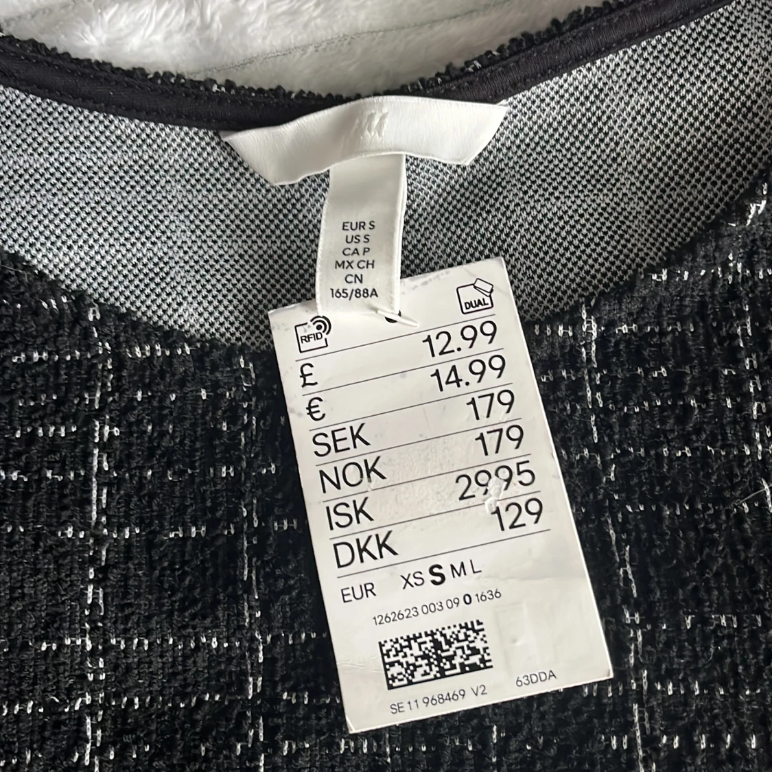 Svart topp med silvriga knappar från H&M  - 4