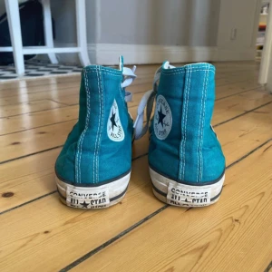 Gröna Converse All Star - Säljer ett par klassiska Converse All Star i storlek 38.  Skorna har den ikoniska loggan på sidan och passar perfekt nu till sommaren. Tvättas självklart mer innan de skickas. Utöver lite smuts är de i jättefint skick🫶🏻nypris 900kr. 