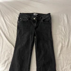 Svarta jeans från 157 - svarta jeans från lager 157 i storlek S, short längd.