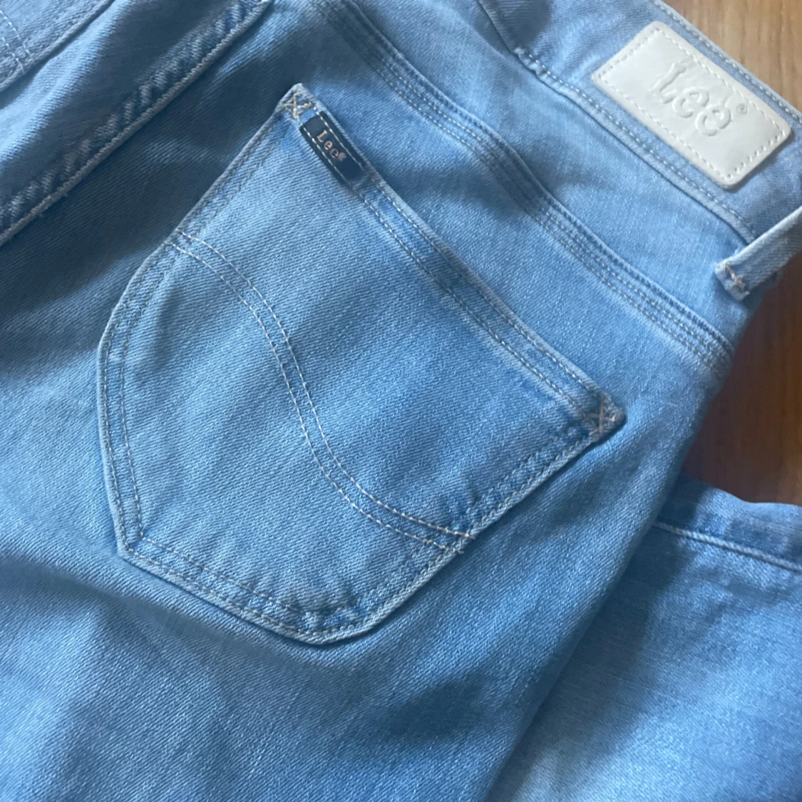 Lågmidjade ljusblå slitna jeans från Lee - 2