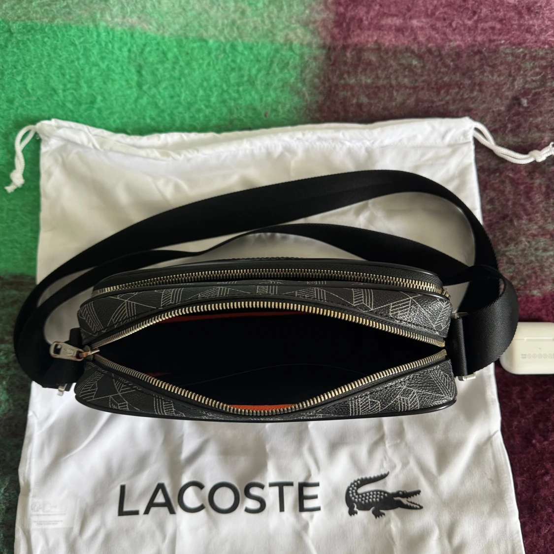 Svart axelväska från Lacoste med mönster - 2